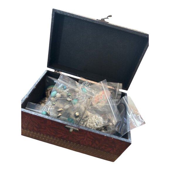 SEASHELL JEWELRY LOT - Vintage Jewelry Box With Assorted Shell & Bead Necklaces - Picture 2 of 16